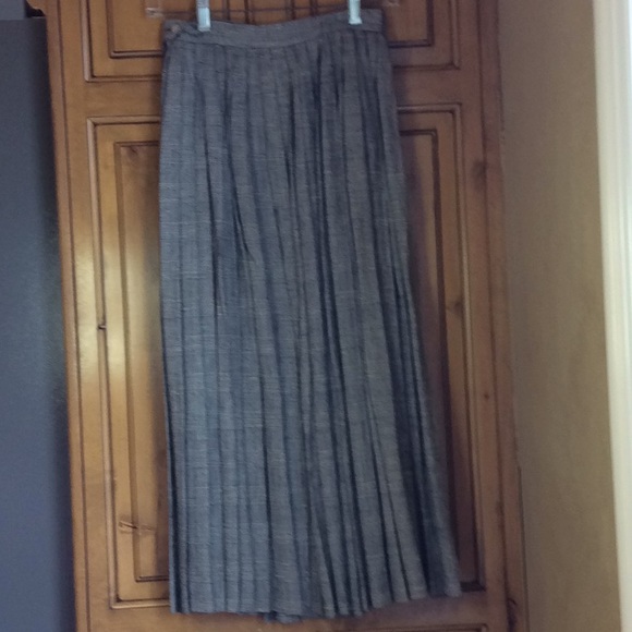 FINAL SALE PRICE Frank Borenstein Plaid Wool Skirt in Size 8 - Picture 4 of 7